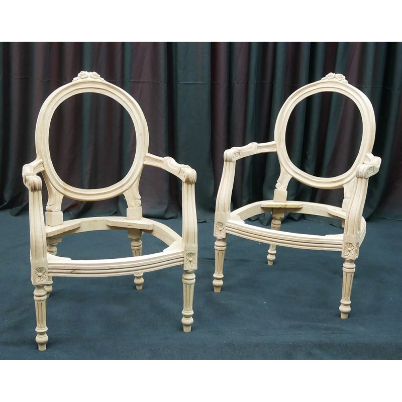 Lot 4 Carcasses de Chaises Médaillon de Style Louis XVI  avec accoudoirs