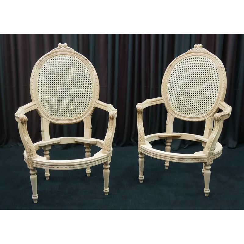 Lot 2 Carcasses de Fauteuils Médaillon de Style Louis XVI